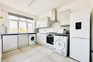 3 bed flat, High Road, Beeston, Nottingham, NG92LH - Image 1